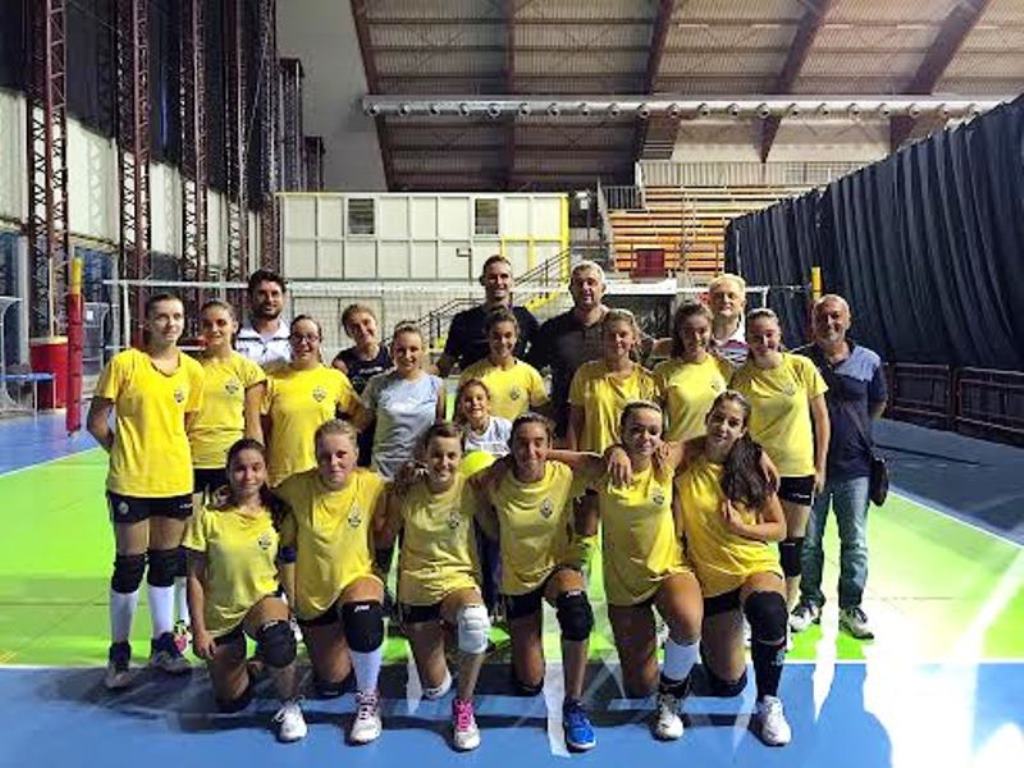 Jack Sintini con ragazze giovanili School Volley L'Associazione Giacomo Sintini è lo sponsor etico della School Volley Bastia