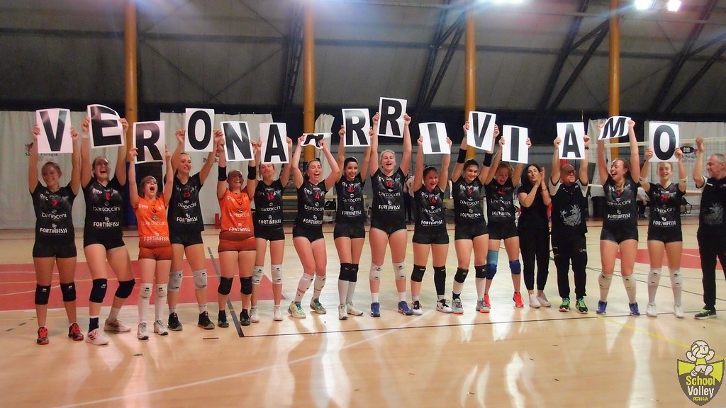 Under 18 School Volley (esultanza) Ragazze d'oro