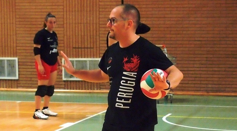 Farinelli in allenamento Scivola in terra toscana la School Volley