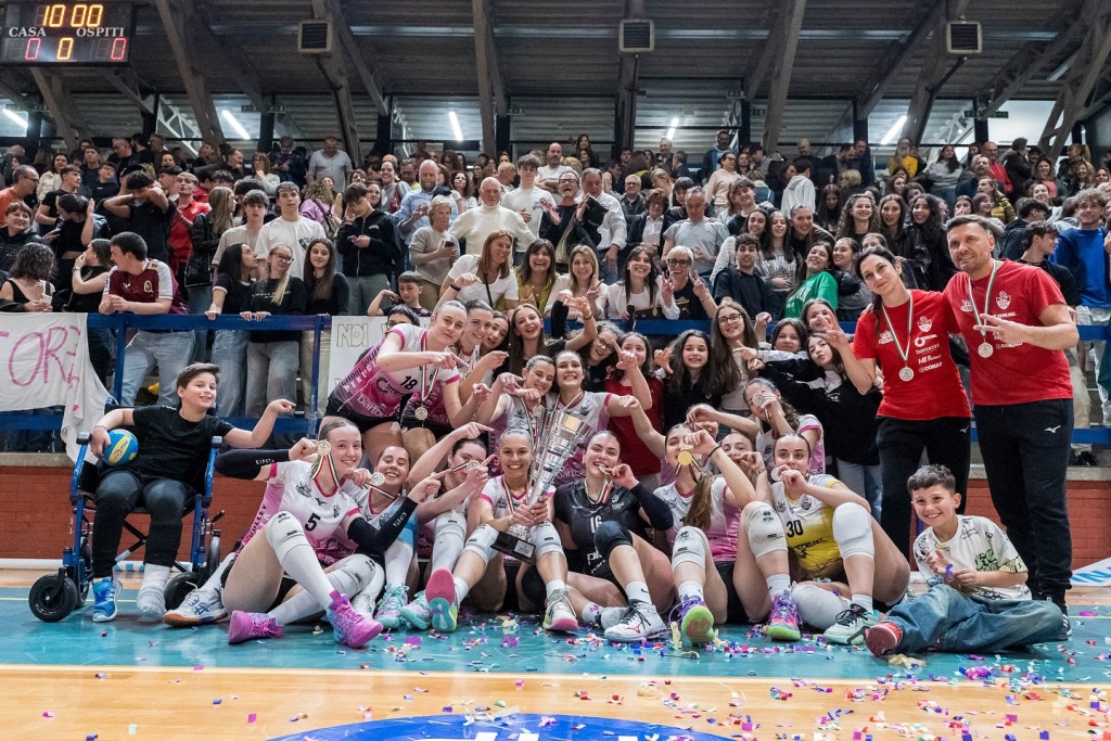 Under 18 2024-2025 (finale foto con i tifosi) La School Volley Perugia succede a se stessa